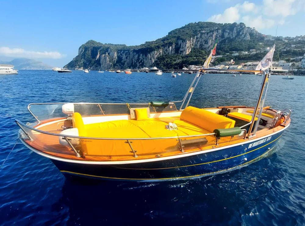 Tómese medio día para relajarse en una lancha motora en Capri.
