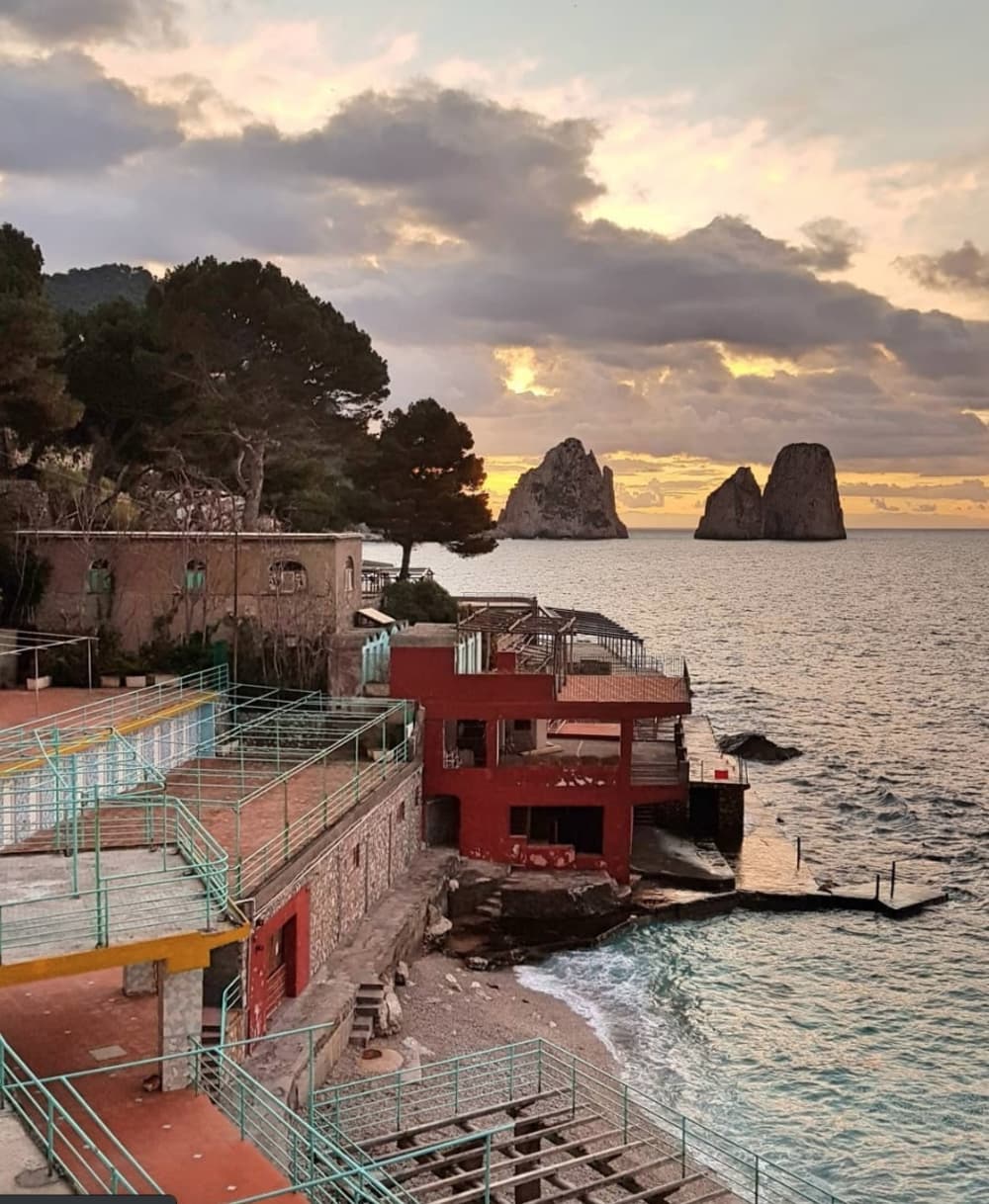 Tómese medio día para relajarse en una lancha motora en Capri.