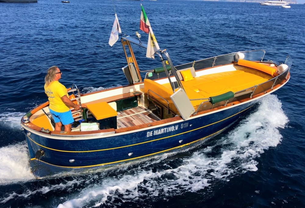 Tómese medio día para relajarse en una lancha motora en Capri.