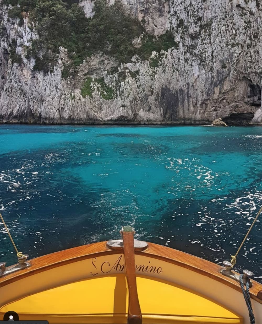 Tómese medio día para relajarse en una lancha motora en Capri.