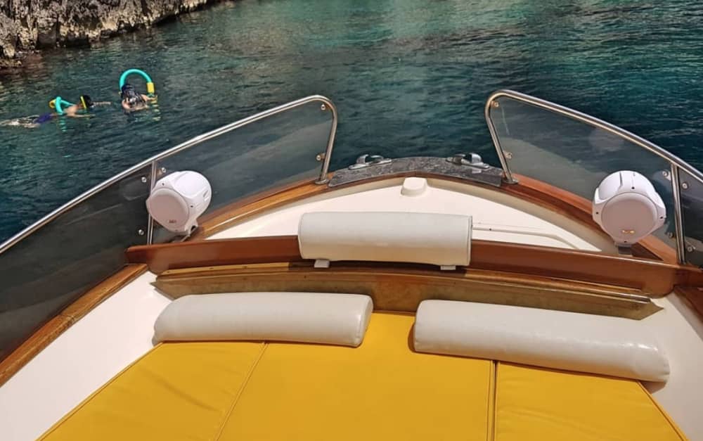 Tómese medio día para relajarse en una lancha motora en Capri.