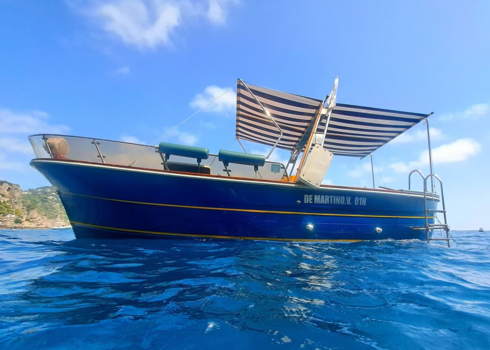 Tómese medio día para relajarse en una lancha motora en Capri.