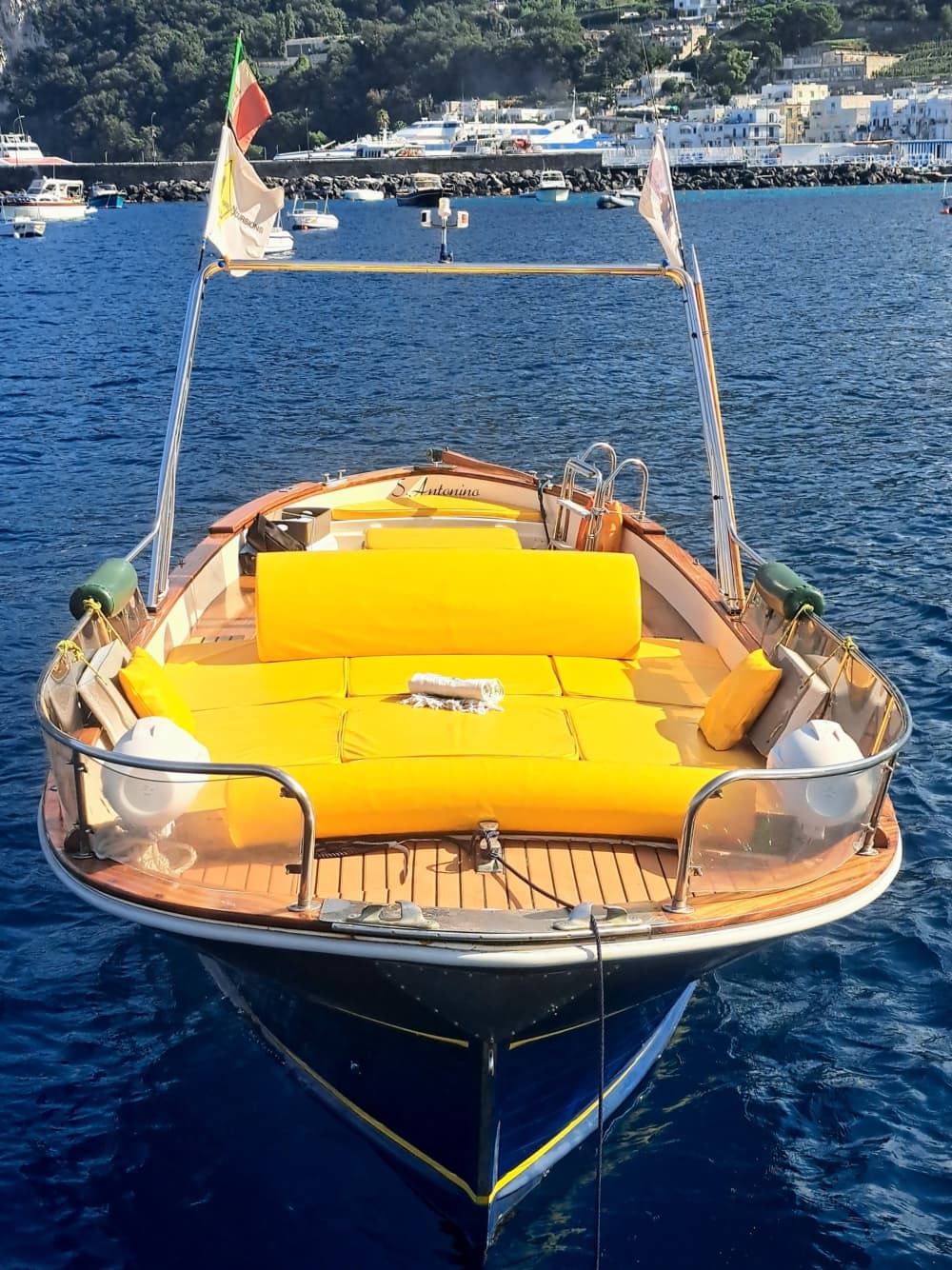 Tómese medio día para relajarse en una lancha motora en Capri.