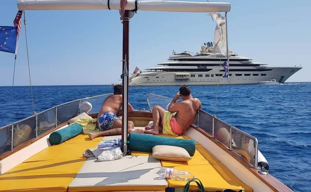 Tómese medio día para relajarse en una lancha motora en Capri.