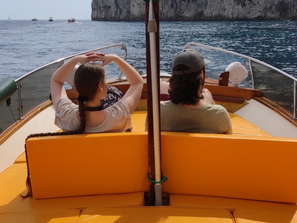 Tómese medio día para relajarse en una lancha motora en Capri.