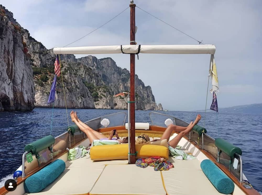 Tómese medio día para relajarse en una lancha motora en Capri.