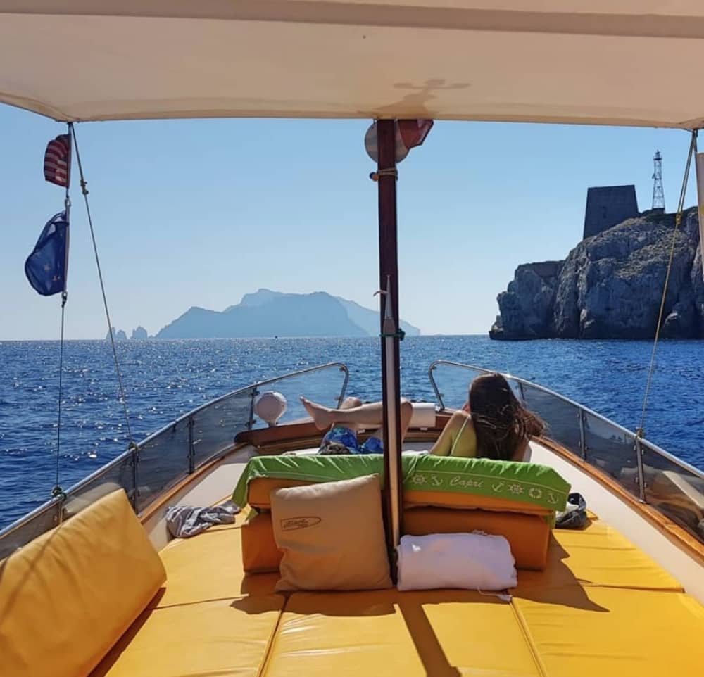 Tómese medio día para relajarse en una lancha motora en Capri.