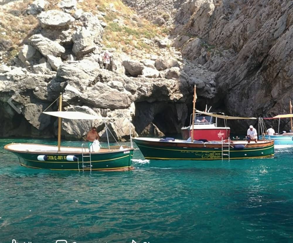 Tómese medio día para relajarse en una lancha motora en Capri.