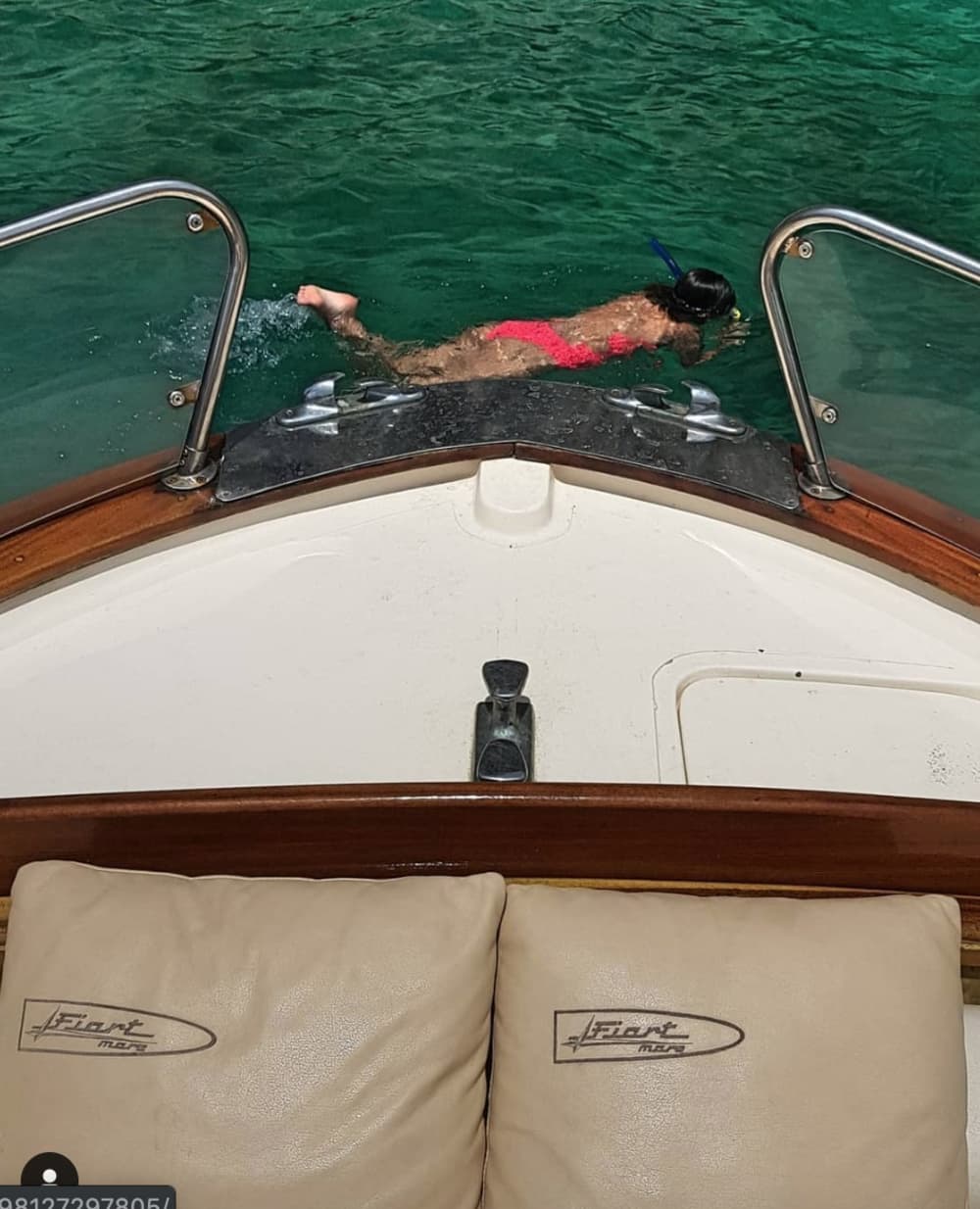 Tómese medio día para relajarse en una lancha motora en Capri.