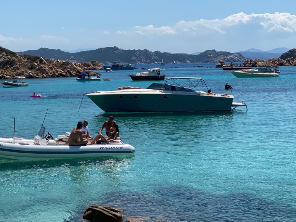 Aperitif bei Sonnenuntergang in den Buchten von Spargi: Entspannung und Meer bei Sonnenuntergang