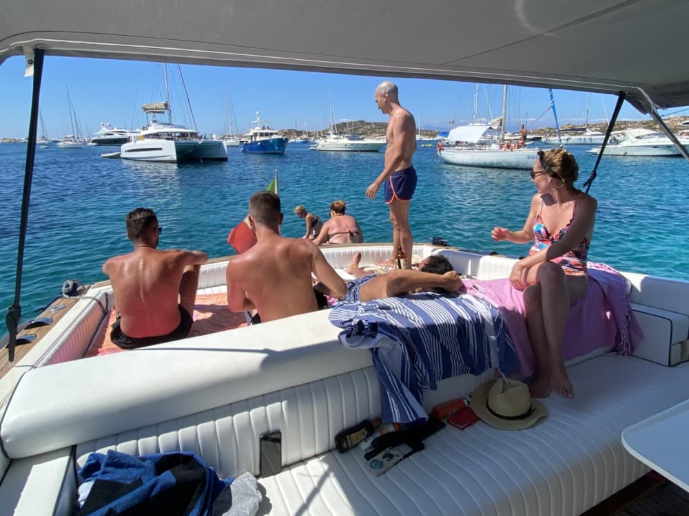 Aperitif bei Sonnenuntergang in den Buchten von Spargi: Entspannung und Meer bei Sonnenuntergang