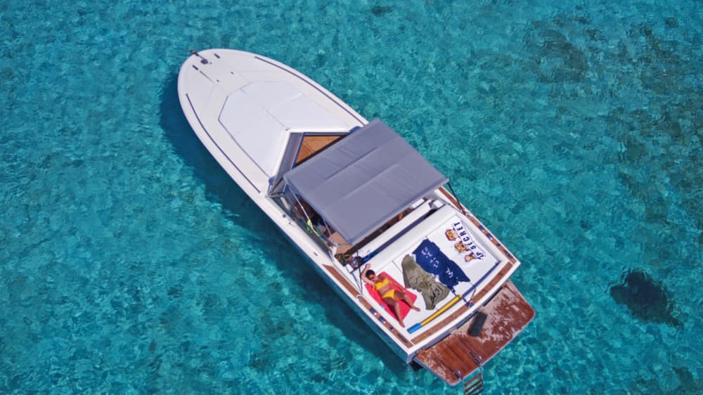 Aperitif bei Sonnenuntergang in den Buchten von Spargi: Entspannung und Meer bei Sonnenuntergang