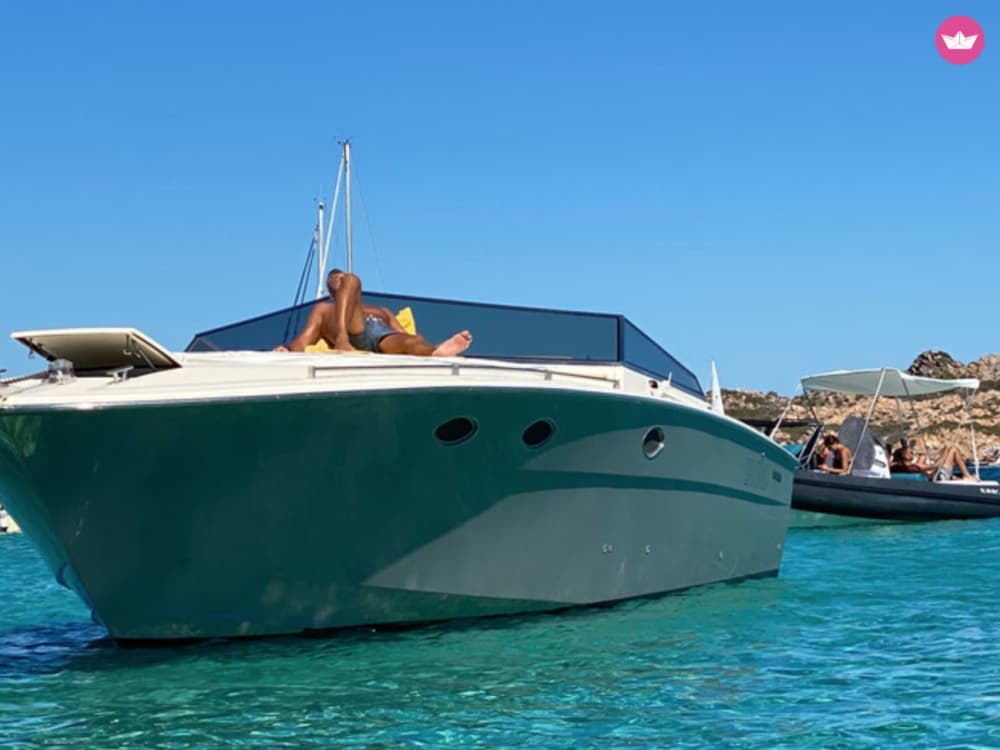 Aperitif bei Sonnenuntergang in den Buchten von Spargi: Entspannung und Meer bei Sonnenuntergang