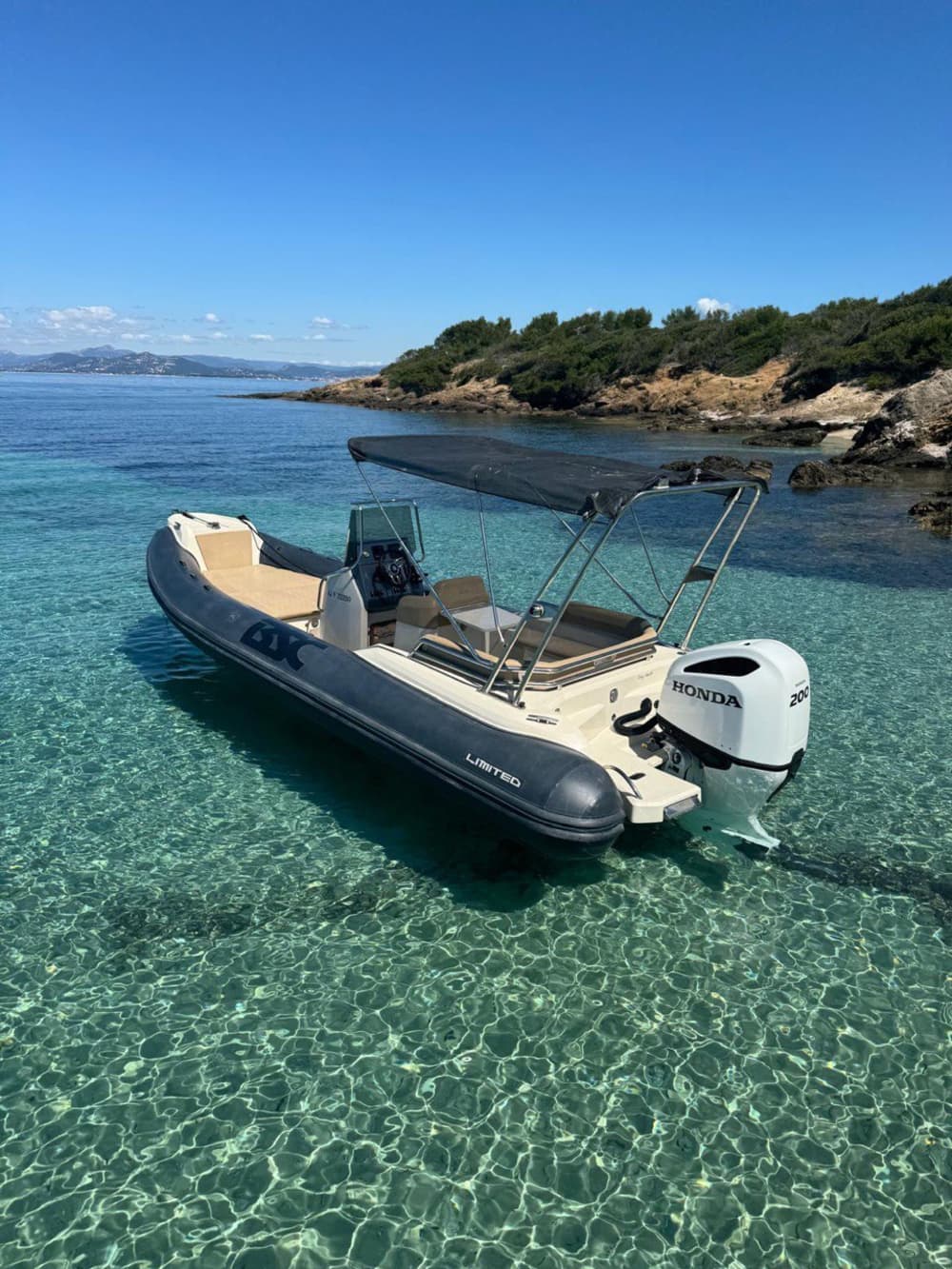 Découvrez Hyères en bateau à moteur pendant 9h