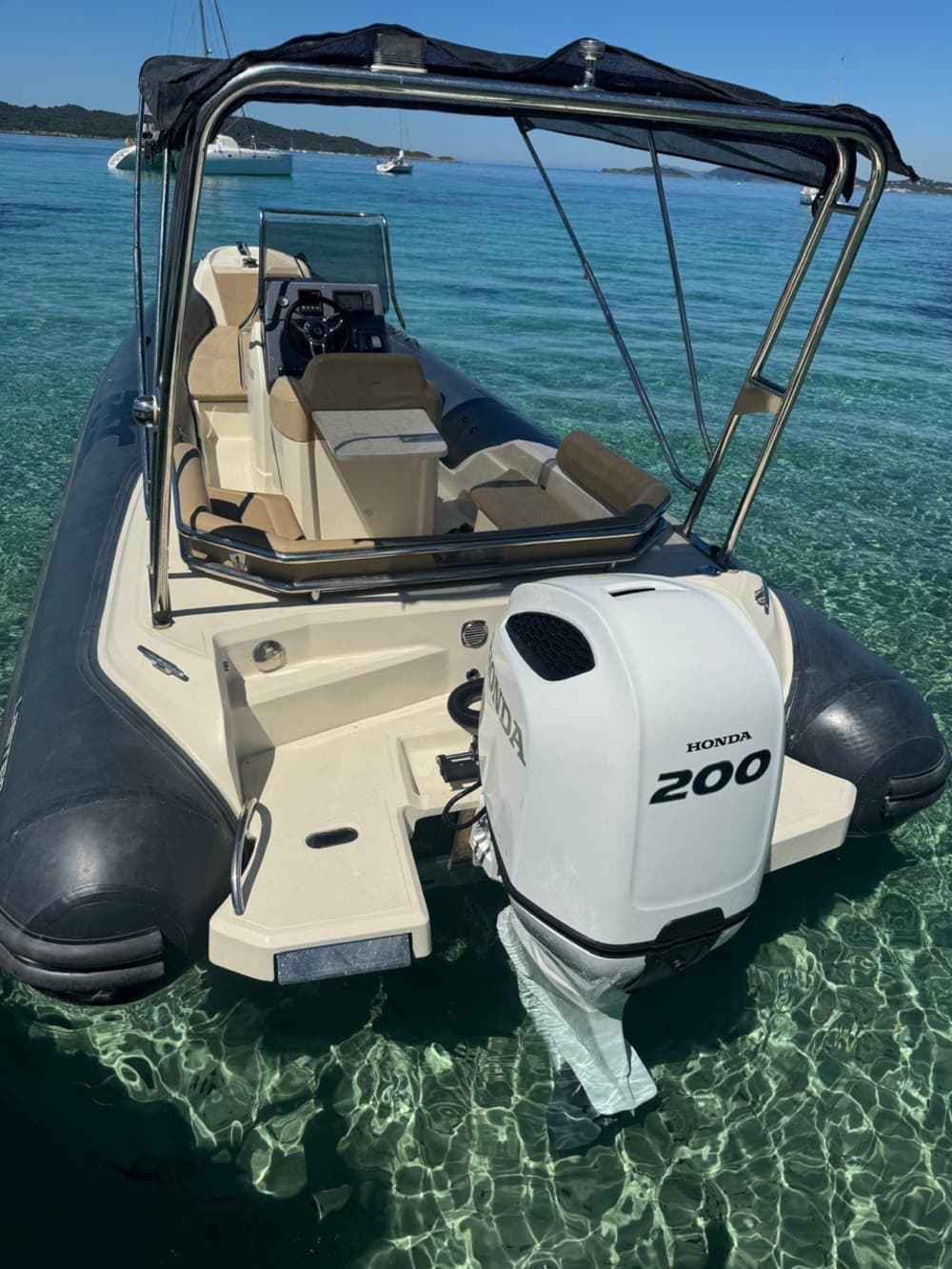 Découvrez Hyères en bateau à moteur pendant 9h