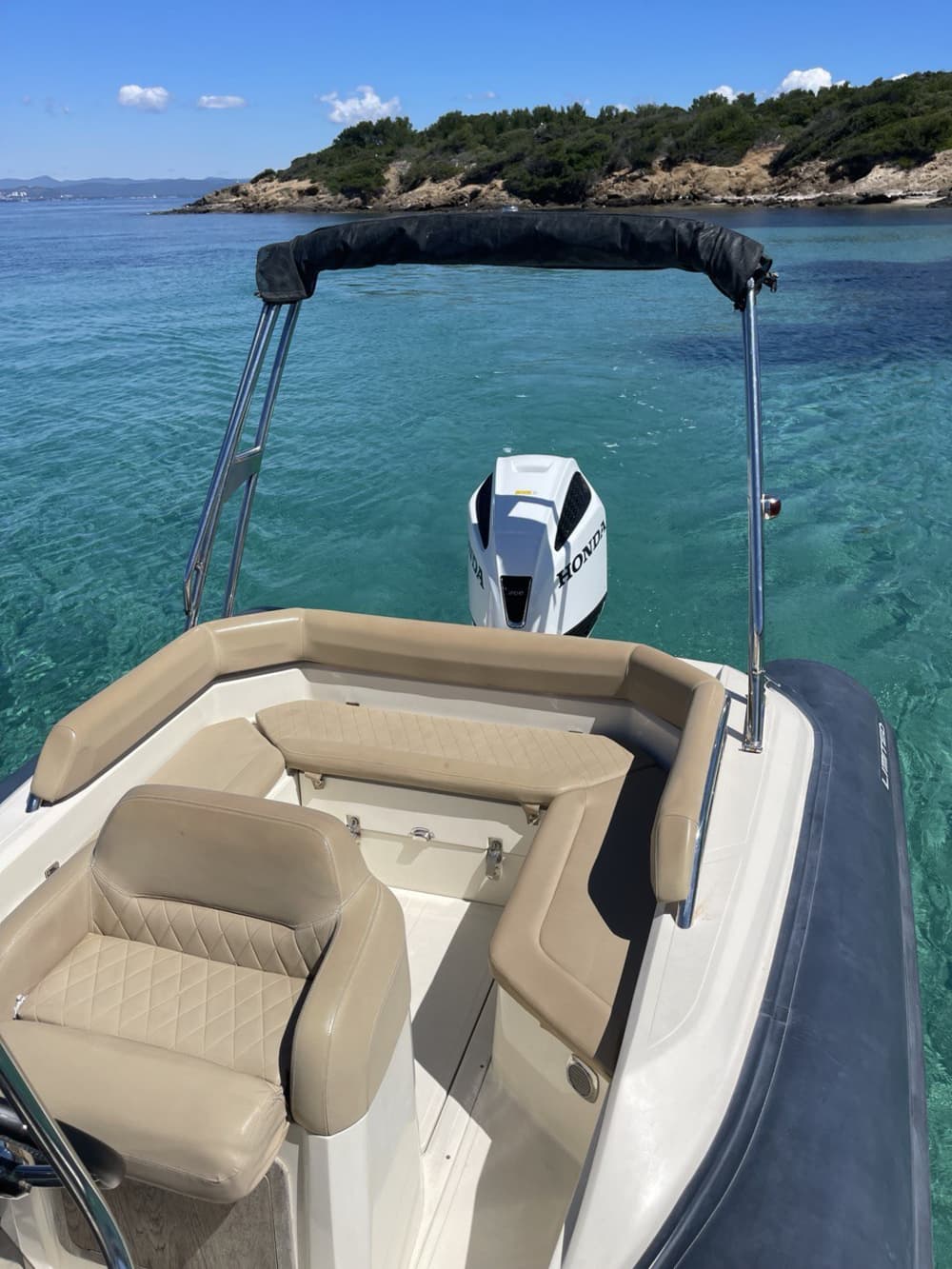 Découvrez Hyères en bateau à moteur pendant 9h