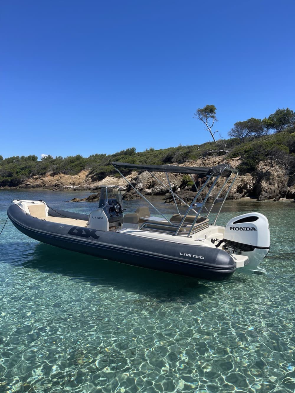 Découvrez Hyères en bateau à moteur pendant 9h