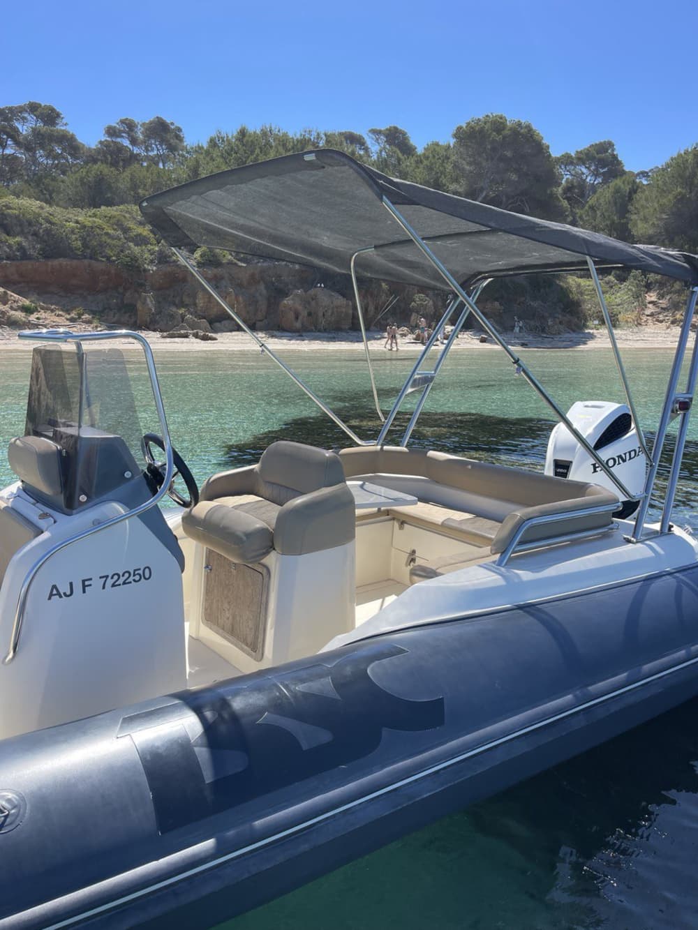 Découvrez Hyères en bateau à moteur pendant 9h