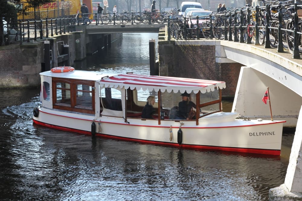 2h30 to explore Amsterdam on a motorboat