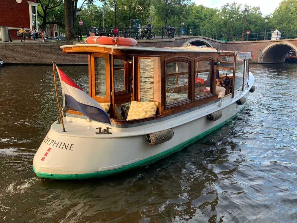 Amsterdam'ı motorlu tekneyle keşfetmek 2 saat 30 dakika sürer.