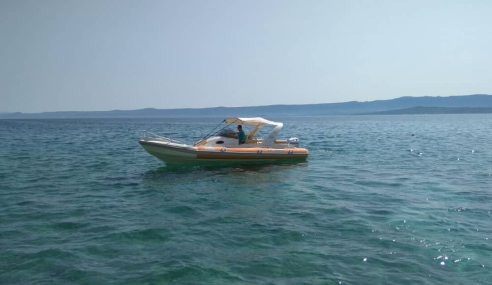 La tua giornata a Bol: noleggia un motoscafo per una giornata intera alla scoperta dell'isola.
