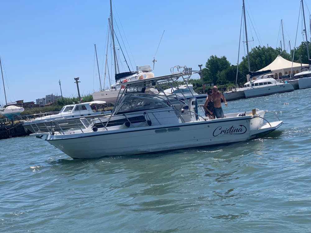 Excursión privada en barco alrededor de Fiumicino a motor.