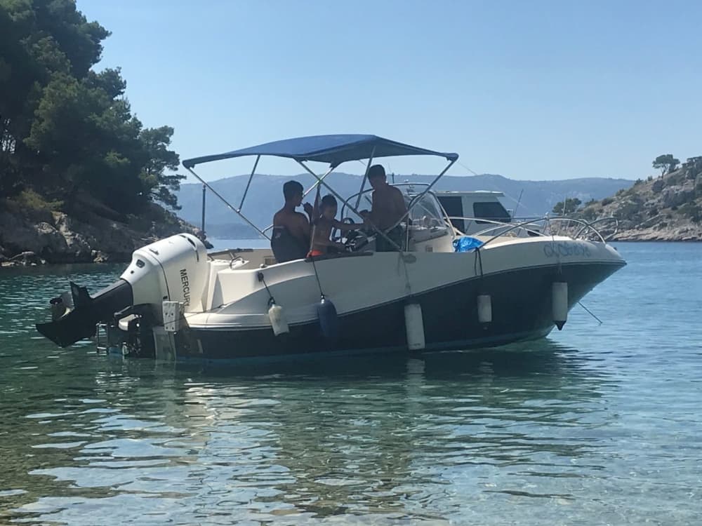 La tua giornata a Hvar: noleggia una barca a motore per 7 ore alla scoperta della città.