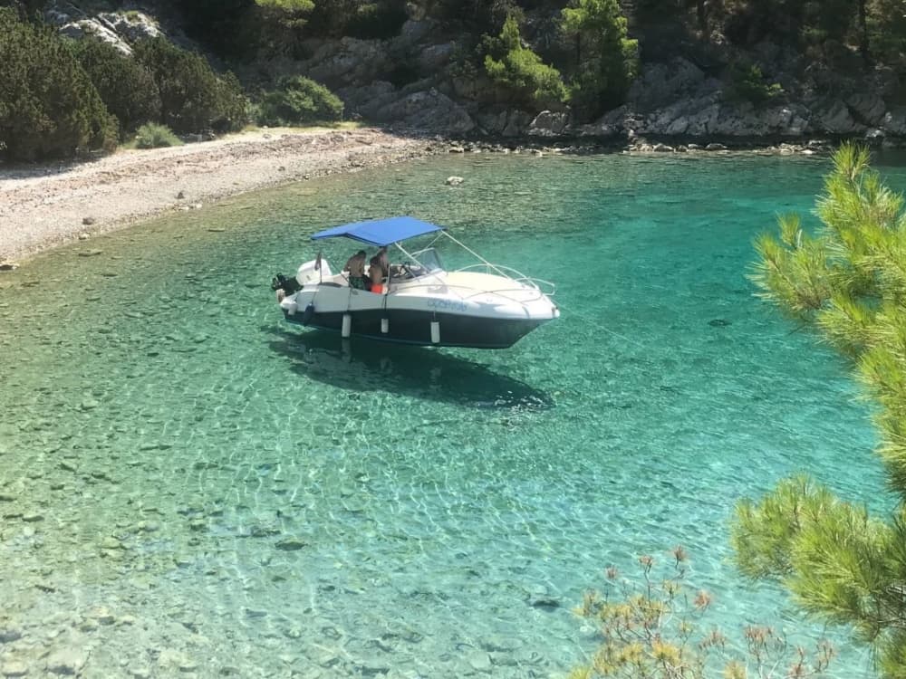 Ziua ta în Hvar: Închiriază o barcă cu motor pentru 7 ore de descoperire