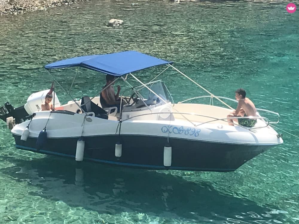 Seu dia em Hvar: Alugue uma lancha para 7 horas de exploração.