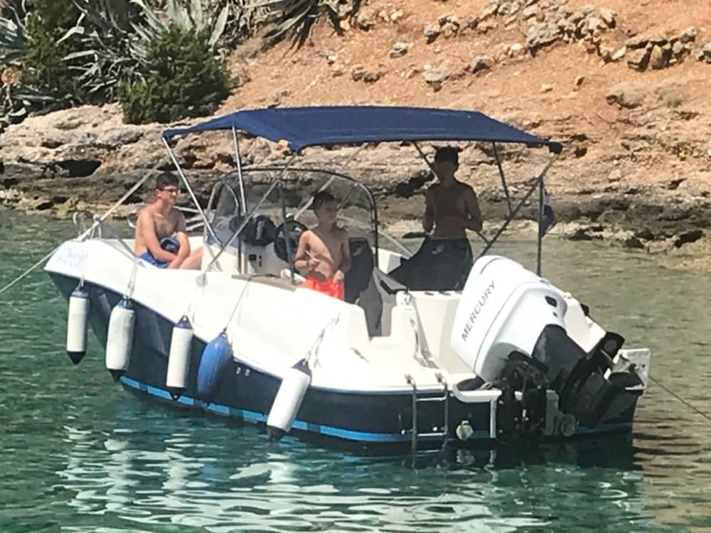 Seu dia em Hvar: Alugue uma lancha para 7 horas de exploração.