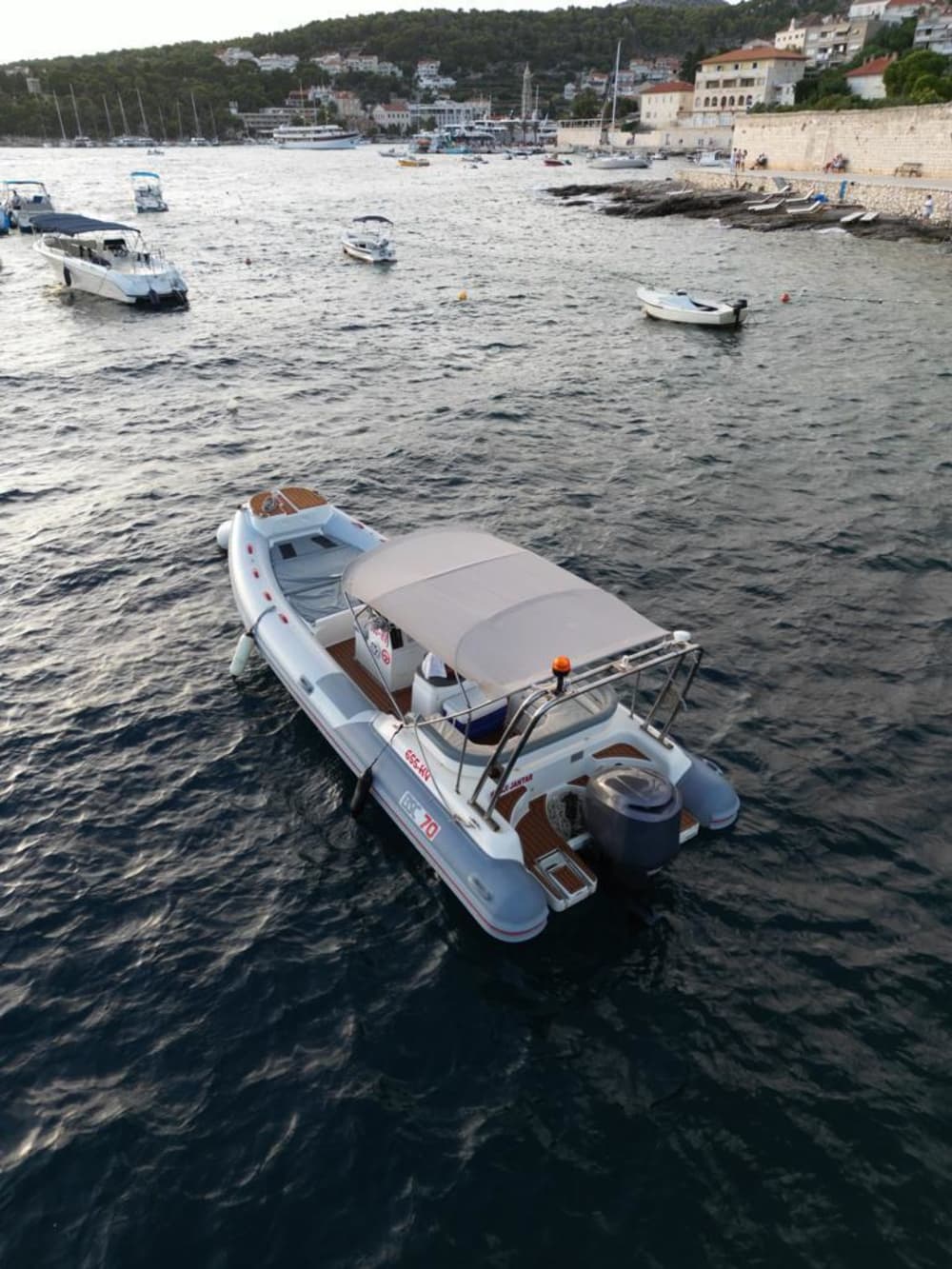 El teu dia a Hvar: lloga una llanxa de motor durant 9 hores de descobriment