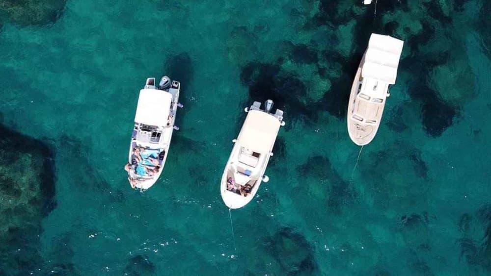 Tu día en Cavtat: Alquila una lancha motora para un día completo de descubrimiento.