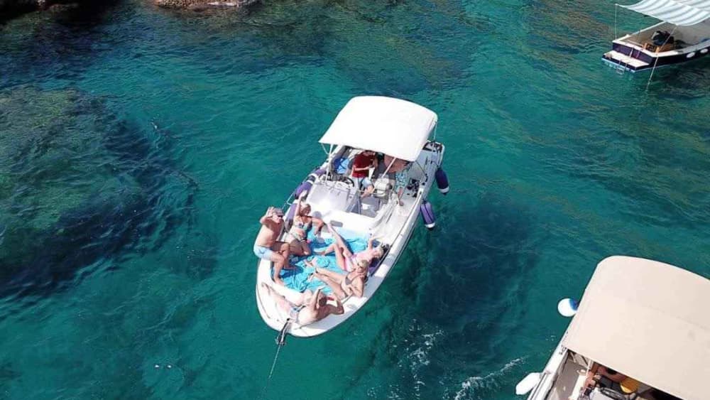 Votre journée à Cavtat : louez un bateau à moteur pour une journée complète de découverte.