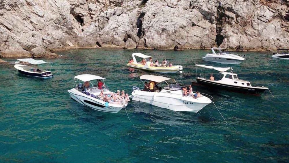 Jouw dag in Cavtat: Huur een motorboot voor een dag vol ontdekkingen.