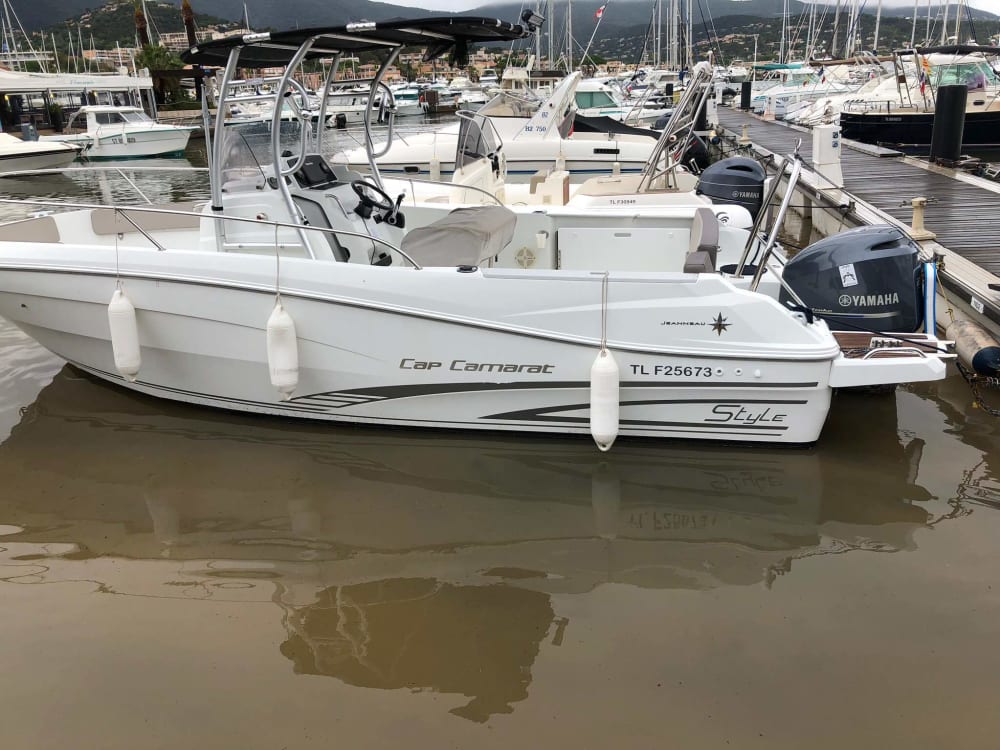 La tua giornata a Cavalaire-sur-Mer: noleggia una barca a motore per 9 ore alla scoperta della costa.