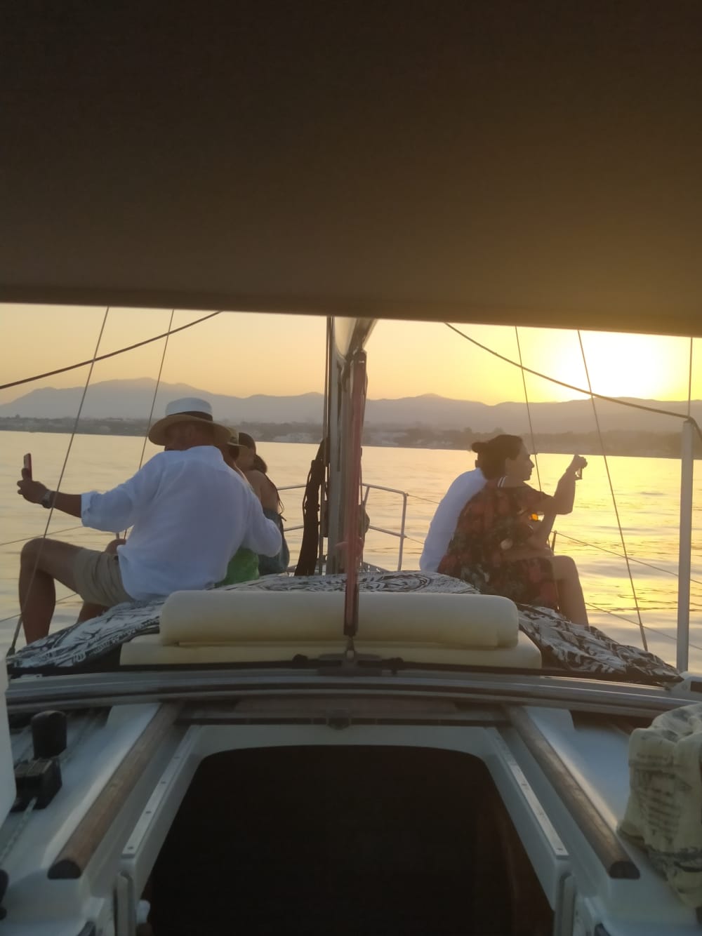 Puerto Banús'u keşfedin ve yelkenli bir tekneyle tam gün yelken keyfinin tadını çıkarın.