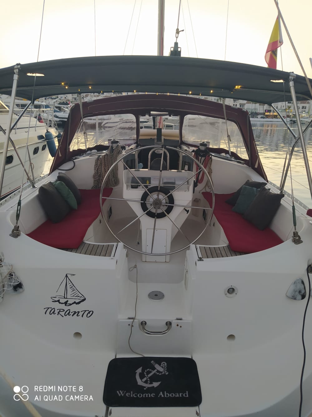 Explorez Puerto Banús et profitez d'une journée complète de navigation à voile.