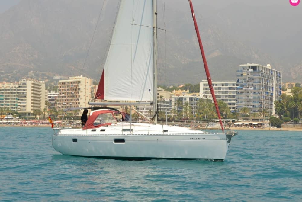 Explorez Puerto Banús et profitez d'une journée complète de navigation à voile.