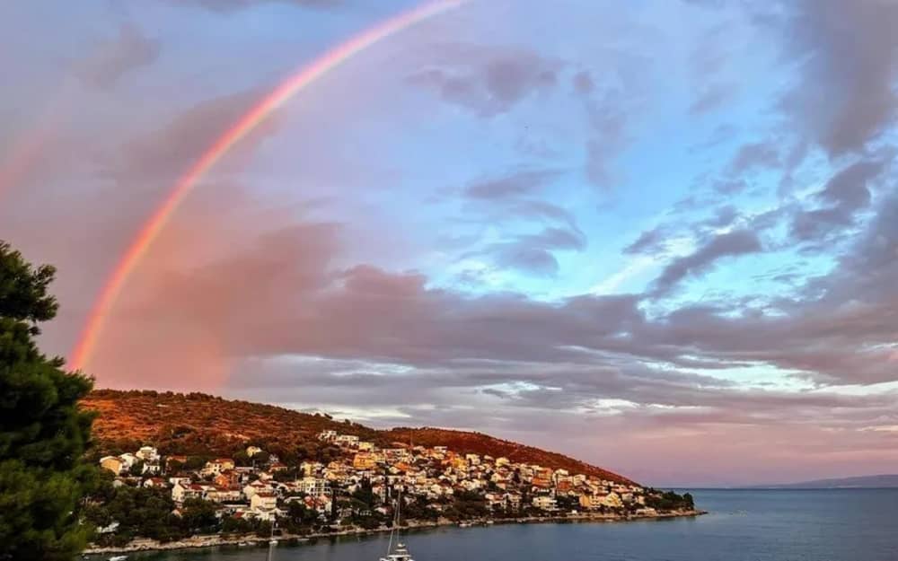 Fuga ao pôr do sol: aperitivo e mergulho dourado em Marjan