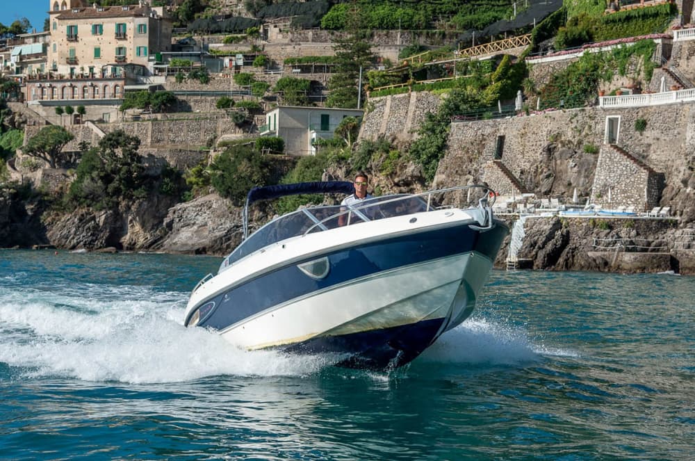 Scopri Minori a bordo di un motoscafo per 9 ore