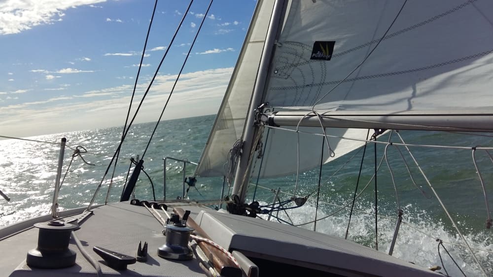 Mer, amour et soleil : une journée riche en émotions sur un voilier