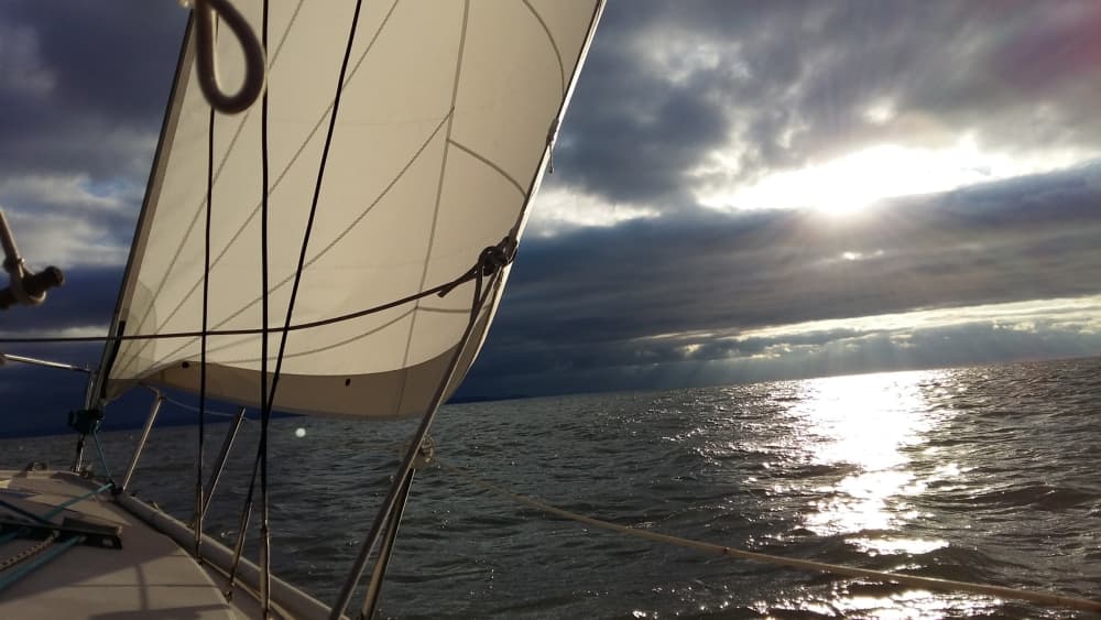 Mer, amour et soleil : une journée riche en émotions sur un voilier