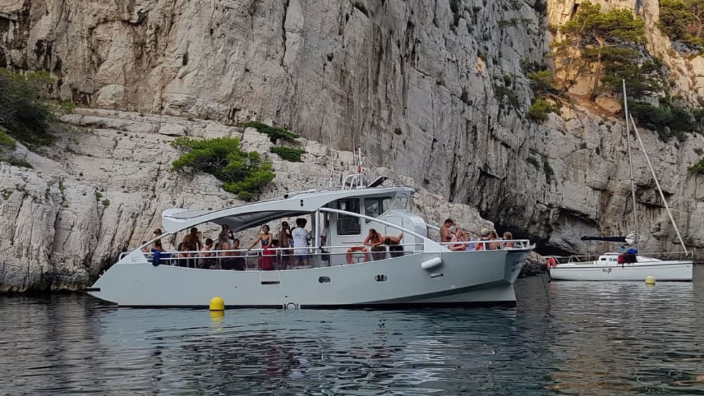 Genießen Sie einen halben Tag auf einem Motorboot in Cassis.