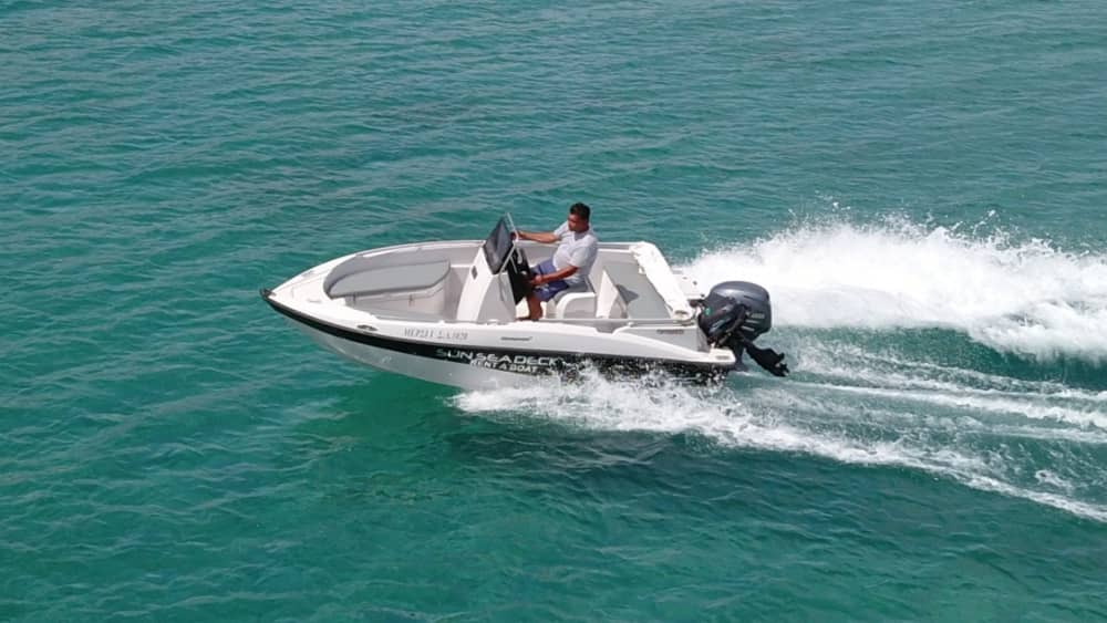 Blanc, bleu et divin : une journée complète sur un bateau à moteur