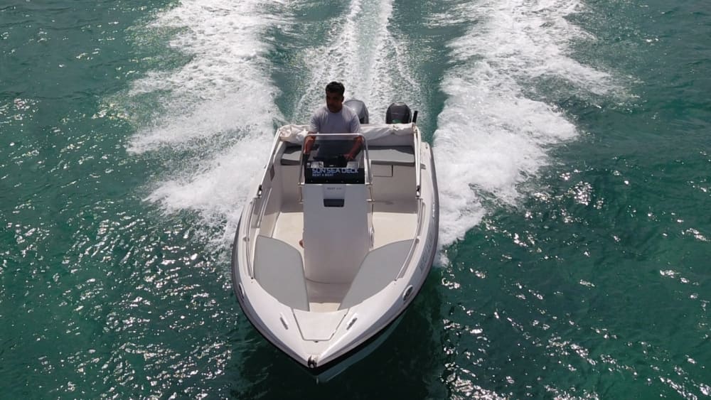 Blanc, bleu et divin : une journée complète sur un bateau à moteur