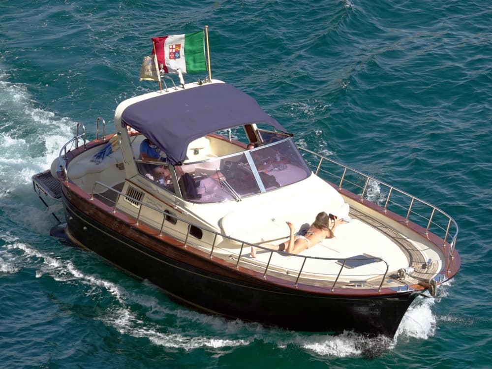 Rilassatevi con un'escursione in barca di 4 ore a Capri.