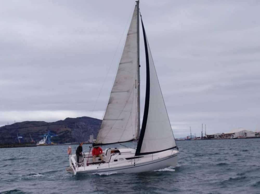 Escursione in barca a vela di un'intera giornata a Getxo.