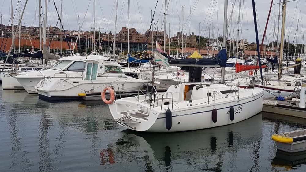 Escursione in barca a vela di un'intera giornata a Getxo.