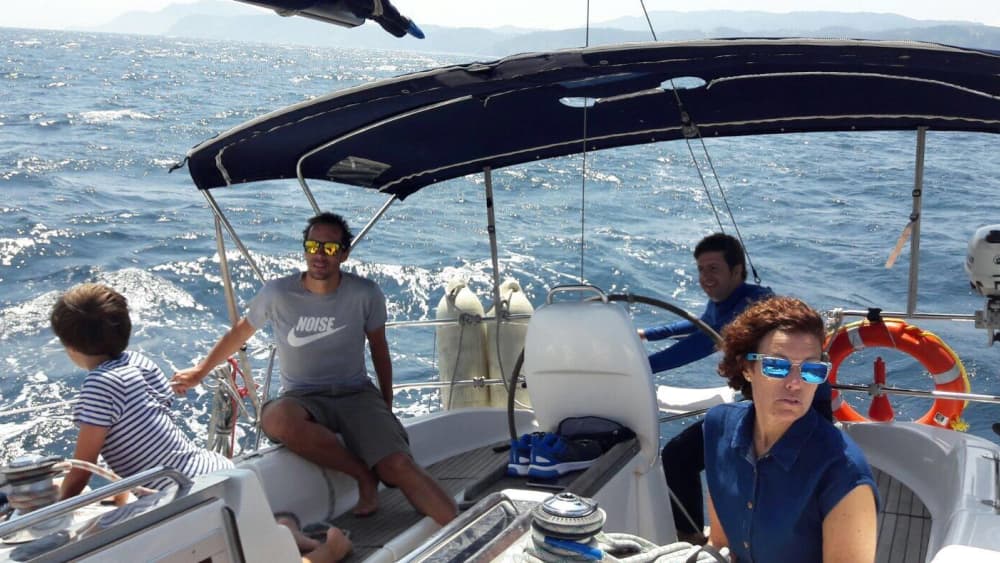 Escursione in barca a vela di un'intera giornata alle Bermeo.