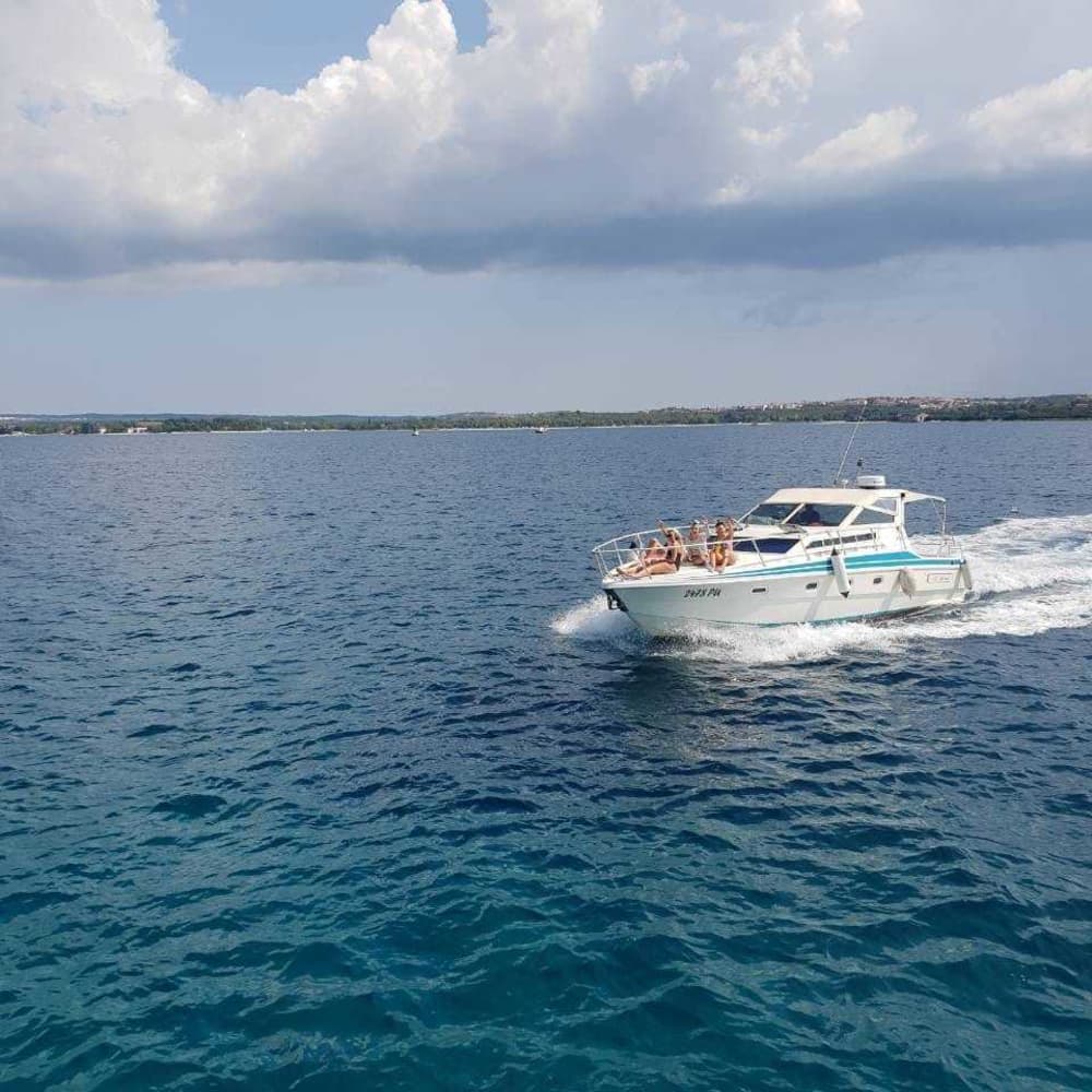 Ein Tag rund um Pula: Genießen Sie 7 Stunden Entdeckungstour mit dem Motorboot